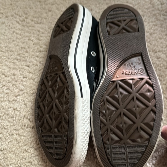 Size 7 women black converse in great condition only worn like couple times - Picture 4 of 6